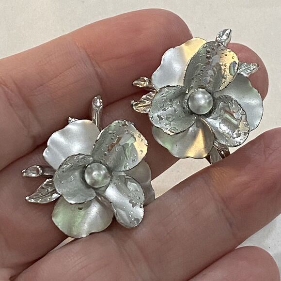 Mid Century Clip On Earrings Weeping Silver Textured Dimensional Flowers Classic - Picture 6 of 7